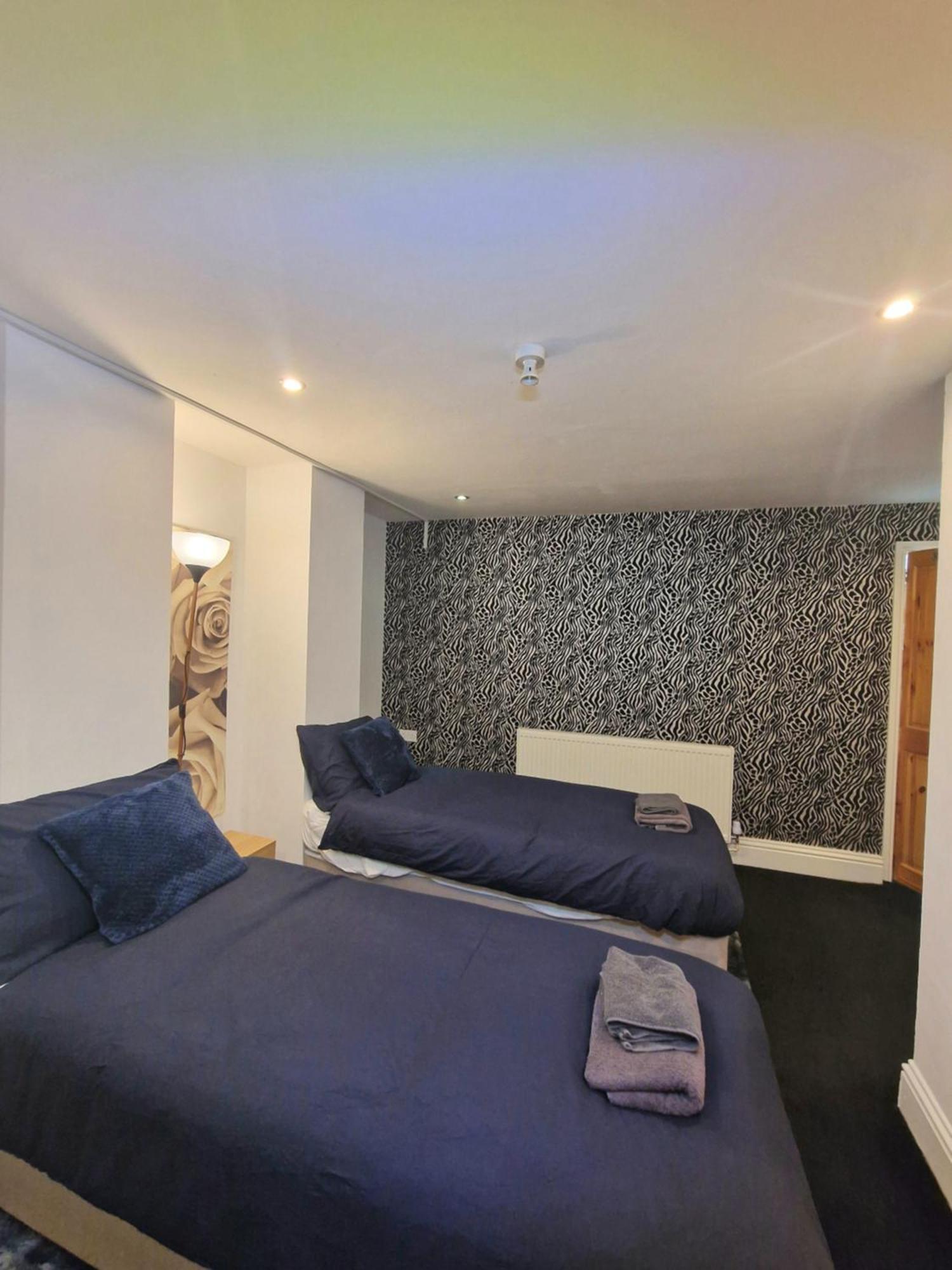 Private Courtyard Apartment In Bradford With Parking Shipley  Exterior photo